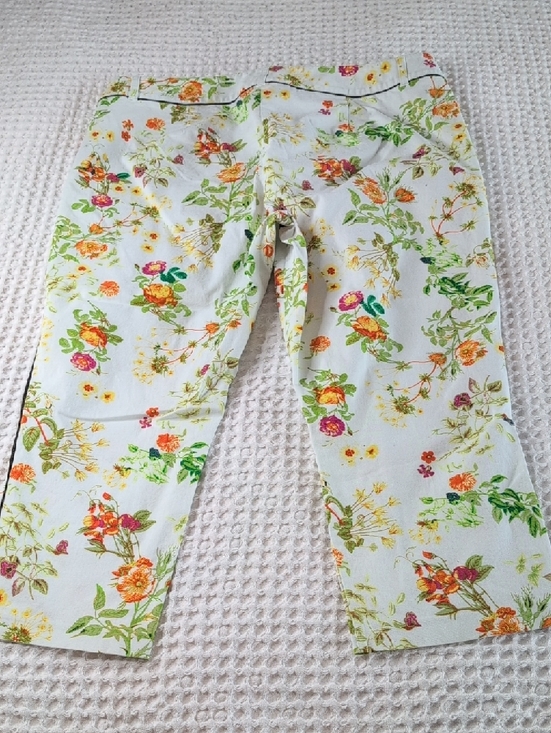 Disney Alice Floral Print White Crop Pants with Green and Orange Accents - Picture 7 of 9